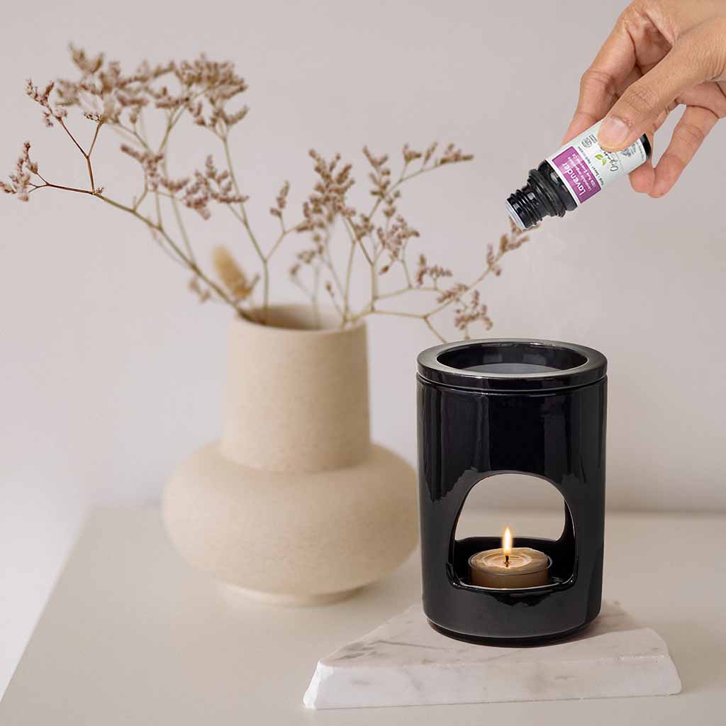 Aroma Tierra Nero essential oil  crafted from high-quality ceramic, modern black.